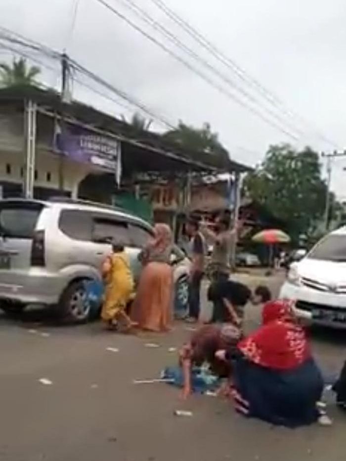 Viral pemobil sebar uang di jalanan di Kalsel (Screenshot video viral)