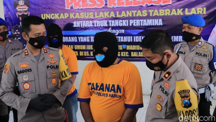 viral pria tertabrak truk