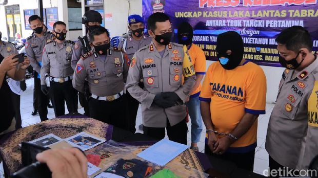 viral pria tertabrak truk