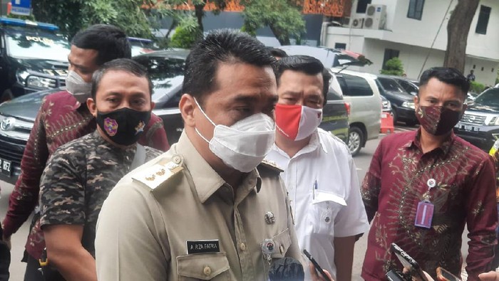 Wagub DKI Ahmad Riza Patria penuhi panggilan klarifikasi soal kerumunan acara Habib Rizieq di Polda Metro.