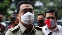 Riza Patria memenuhi undangan klarifikasi dengan mengenakan pakaian dinas.