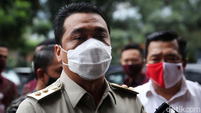 Wakil Gubernur DKI Jakarta Riza Patria memenuhi undangan klarifikasi terkait kerumunan acara Habib Rizieq Syihab di Petamburan. Riza mengaku kedatangannya tersebut sebagai bentuk kewajibannya sebagai warga negara. Riza tiba di Polda Metro Jaya sekitar pukul 11.00 WIB.
