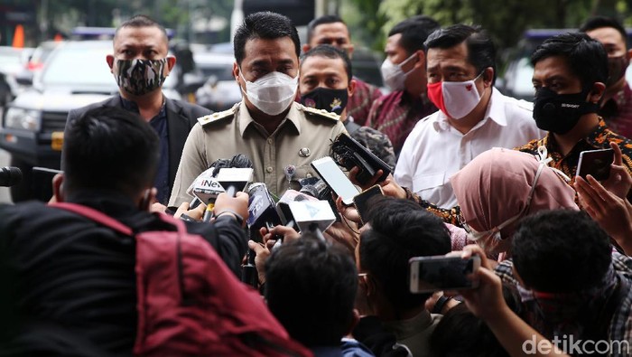 Wakil Gubernur DKI Jakarta Riza Patria memenuhi undangan klarifikasi terkait kerumunan acara Habib Rizieq Syihab di Petamburan. Riza mengaku kedatangannya tersebut sebagai bentuk kewajibannya sebagai warga negara. Riza tiba di Polda Metro Jaya sekitar pukul 11.00 WIB.