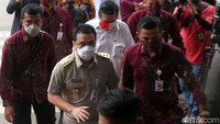 Seperti diketahui, polisi terus menyelidiki kasus kerumunan massa yang diduga melanggar protokol kesehatan di acara Habib Rizieq Syihab di Petamburan, Jakarta Pusat. Hari ini, Wagub DKI Jakarta Riza Patria diundang untuk diklarifikasi.
