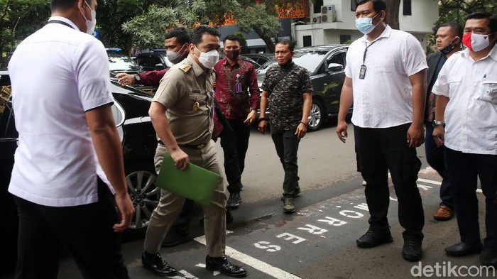 Wakil Gubernur DKI Jakarta Riza Patria memenuhi undangan klarifikasi terkait kerumunan acara Habib Rizieq Syihab di Petamburan. Riza mengaku kedatangannya tersebut sebagai bentuk kewajibannya sebagai warga negara. Riza tiba di Polda Metro Jaya sekitar pukul 11.00 WIB.