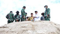 Dalam kunjungan kerja tersebut Ia didampingi Bupati Gunung Mas Jaya Samaya Monong, Irjen Kemhan Letjen TNI Ida Bagus Purwalaksana dan jajaran Kementrian Pertahanan lainnya. Foto: dok. Kemenhan