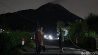 Gunung Merapi yang mengeluarkan asap sulfatara terlihat dari Dusun Stabelan, Tlogolele, Boyolali, Jawa Tengah, Minggu (22/11/2020) malam.