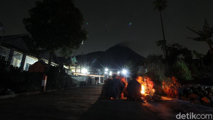 Warga Berjaga di Depan Rumah Saat Merapi Siaga Sejumlah warga berjaga di depan rumah saat malam hari di dusun Stabelan, Tlogolele, Boyolali, Jawa Tengah, Minggu (22/11/2020). Semenjak status Gunung Merapi berubah menjadi siaga, warga di Dusun Stabelan yang berjarak 3 km dari puncak Merapi, melaksanakan jaga malam.