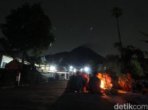 Potret Warga Boyolali Ronda Malam Saat Merapi Siaga