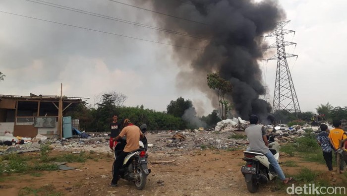 Warga Karawang keluhkan limbah pembakaran busa