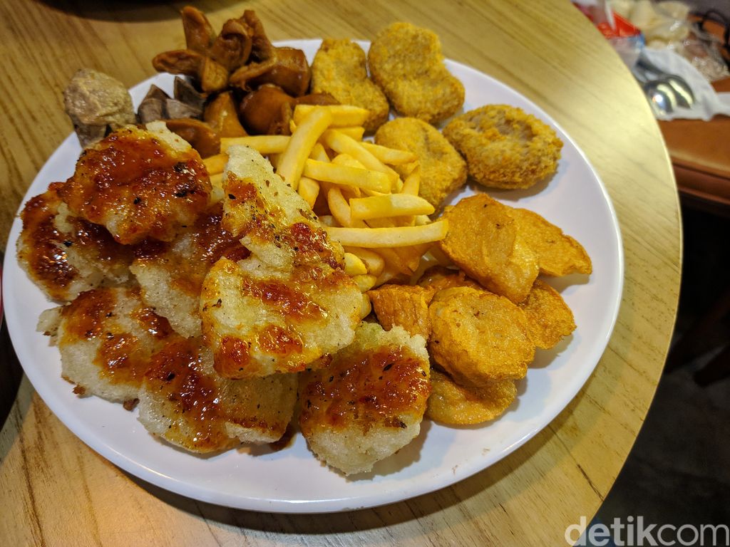 Warkop Tanjakan : Pedas Nendang Mie Geprek dan Nasi Goreng Gila Keanu Agl
