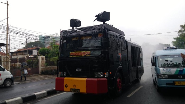Water Cannon Semprot Disinfektan di Jalan KS Tubun Petamburan
