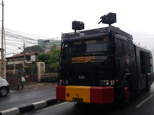 Jalan KS Tubun Petamburan Disemprot Disinfektan, 1 Water Cannon Dikerahkan