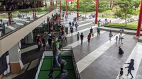Para pengunjung menikmati suasana mal luar ruang di kawasan BSD, Tangerang, Banten, (22/11/2020).