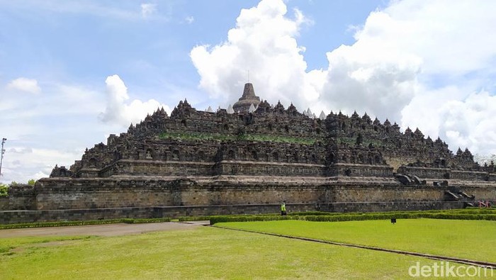 56 stupa Candi Borobudur ditutupi terpaulin