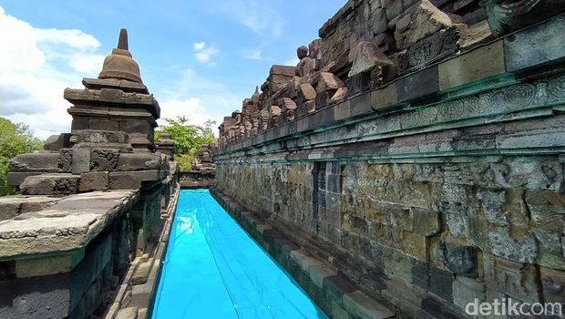 56 stupa Candi Borobudur ditutupi terpaulin