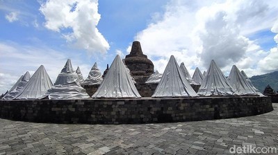 Potret Stupa-Stupa Candi Borobudur yang Tertutupi Terpaulin