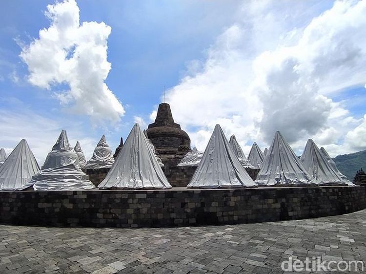 Potret Stupa-Stupa Candi Borobudur yang Tertutupi Terpaulin