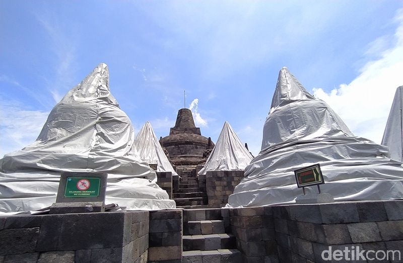 56 stupa Candi Borobudur ditutupi terpaulin