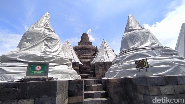 56 stupa Candi Borobudur ditutupi terpaulin