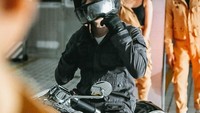Waktu BMW R 18 datang ke Indonesia, Ariel lihat langsung suka, terus dibuat foto juga keren. Jadi akhirnya daripada biasa-biasa aja, nyimpen di garasi, ya udah kita jadikan aja (Ariel Noah) sebagai brand ambassador, jelas CEO BMW Motorrad Indonesia, Joe Frans. Foto: Instagram @arielnoah