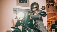 Kita ingin buat apparel ARl yang masih memiliki nuansa motor. Dulu kan ARL terkonsentrasi sama produk sepatu. Jadi nantinya bisa pergi ke produk baju atau jaket, lanjut Joe Frans. Foto: Instagram @arielnoah