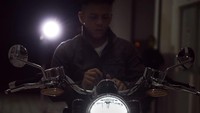 Selain menjadikan Ariel Noah sebagai artis dalam video TVC BMW R 18 First Editon, kerja sama ini juga melahirkan sebuah produk apparel dengan brand ARL x R 18. Foto: Instagram @arielnoah