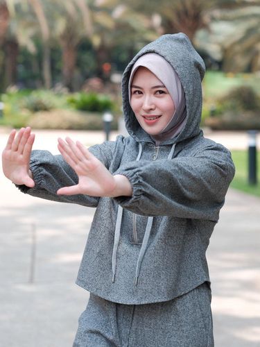 Ayana Jihye Moon Ayana memakai hijab kolaborasi pertamanya