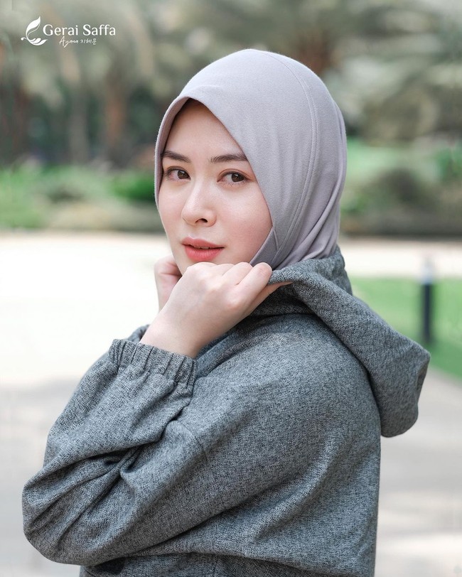 Selebgram mualaf asal Korea, Ayana Jihye Moon juga sukses meniti karir sebagai selebriti Indonesia. Wajahnya sempat muncul di layar kaca sebagai brand ambassador produk kecantikan. Foto: instagram @xolovelyayana