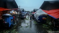 Meski diguyur hujan hingga menyebabkan becek, aktivitas jual beli di pasar tersebut tampak tak terganggu.