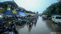 Becek yang terjadi di kawasan pasar induk tersebut tampak tak mengganggu aktivitas warga yang berjualan di sana. Hal itu karena para pedagang dan warga yang beraktivitas di pasar itu pun telah terbiasa dengan keadaan seperti ini.