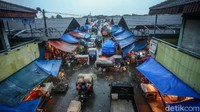 Begini aktivitas di Pasar Induk Cibitung yang tampak becek akibat diguyur hujan, Selasa (24/11/2020).