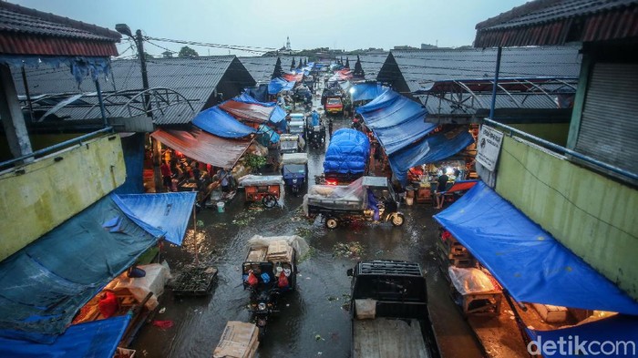 Begini Aktivitas di Pasar Induk yang Becek Usai Diguyur Hujan Pasar Induk Cibitung tak pernah sepi dari aktivitas warga. Meski becek akibat diguyur hujan, aktivitas di pasar tersebut tampak tak terganggu. Berikut fotonya.