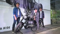 Ariel Noah turut memberikan komentarnya mengenai BMW R 18 First Edition dalam launching virtual yang dilakukan di channel Youtube BMW Motorrad Indonesia. Pelantun lagu Wanitaku itu terkesan dengan gaya klasik yang ditonjolkan BMW R 18. Foto: Dok. BMW Motorrad Indonesia