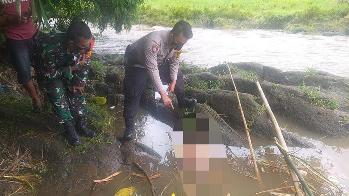 Bocah 12 tahun ditemukan tewas di Sungai Mayang Dusun Tirtoasri, Desa Jatisari, Kecamatan Ambulu. Korban tewas setelah hanyut saat mandi bersama teman-temannya.