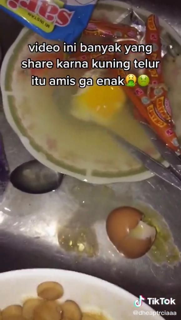 Buang Kuning Telur dari Mie Instan, Video Ini Bikin Nyesek Netizen