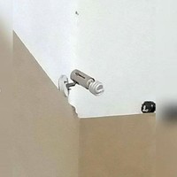 Lampu apa CCTV nih? Cukup menipu ya.. Bikin ngakak sampai bengek! Foto: Instagram/@sukijan.id