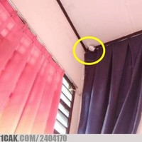 Sungguh ide cemerlang netizen untuk memasang gorden di depan CCTV. Terus faedahnya masang CCTV di situ apaan dong, Panjul.. Foto: 1cak.com