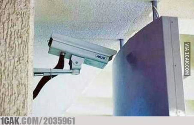 Mau tanya nih Bund, kalau CCTV dipasangnya seperti ini kira-kira gunanya buat apa ya? Sungguh berfaedah. Foto: 1cak.com