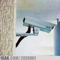 Mau tanya nih Bund, kalau CCTV dipasangnya seperti ini kira-kira gunanya buat apa ya? Sungguh berfaedah. Foto: 1cak.com