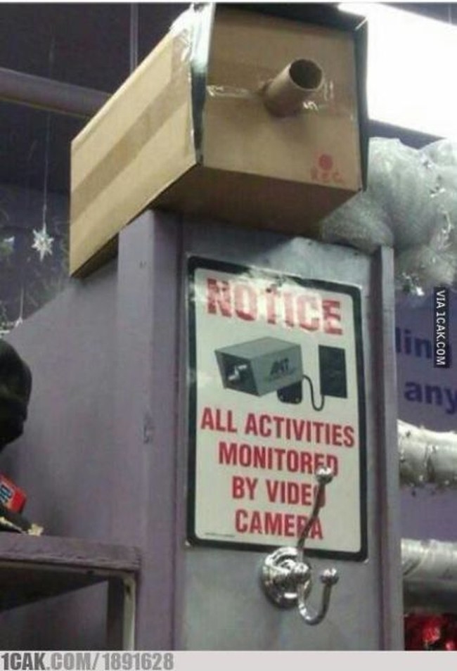 Mari kita sama-sama berpikir positif. Mungkin saja di dalam kardusnya ada kamera CCTV yang asli. Iya nggak? Foto: 1cak.com