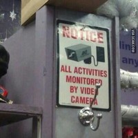 Mari kita sama-sama berpikir positif. Mungkin saja di dalam kardusnya ada kamera CCTV yang asli. Iya nggak? Foto: 1cak.com