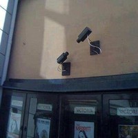 CCTV nya udah bener, tapi posisinya kok saling berhadapan gini sih? Auto ngakak bund.. Foto: 1cak.com