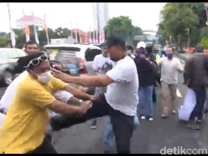 Aksi Damai Arek Suroboyo Tolak FPI Ricuh, 2 Orang Dibawa ke Rumah Sakit