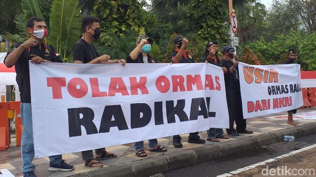 demo tolak fpi di surabaya