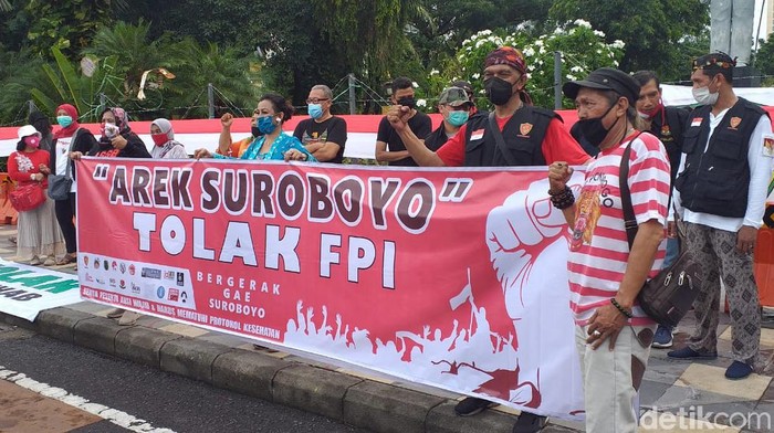 demo tolak fpi di surabaya