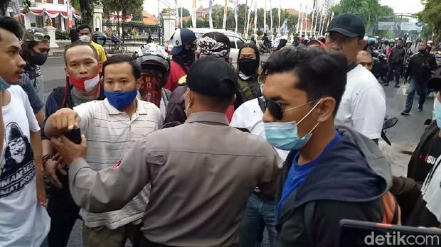 demo rejecting FPI in Surabaya