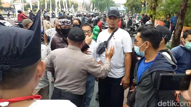 demo tolak fpi di surabaya