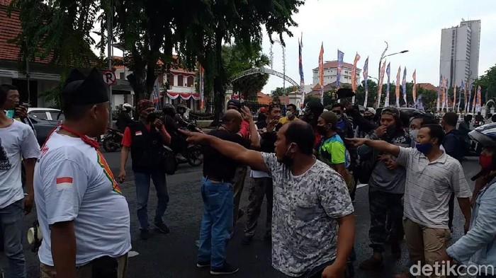 demo tolak fpi di surabaya