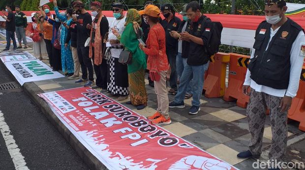 demo tolak fpi di surabaya